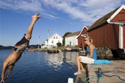 Das blaue Wasser des Fjords